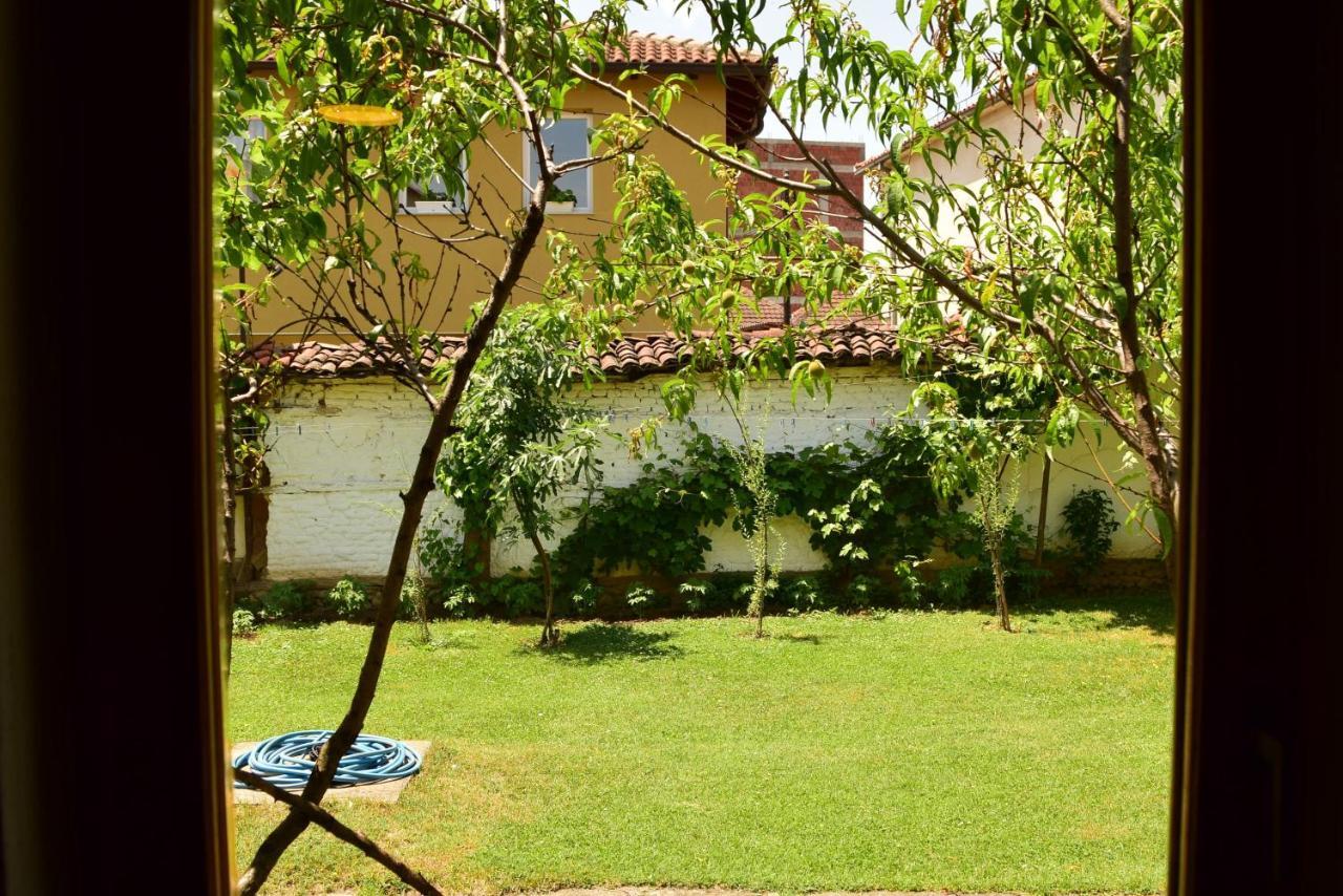 Garden Guesthouse Gjakova Exterior foto